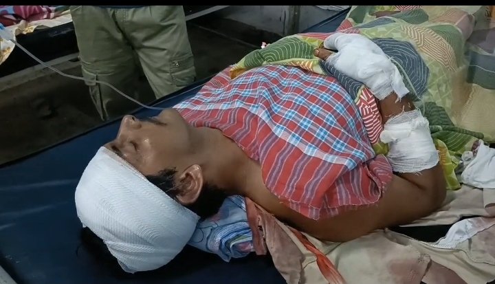 গণরোষে ট্রাকচালককে বেধড়ক মারধর, জ্বালিয়ে দেওয়া হল ট্রাক! গুরুতর অবস্থায় হাসপাতালে লিটন কর
