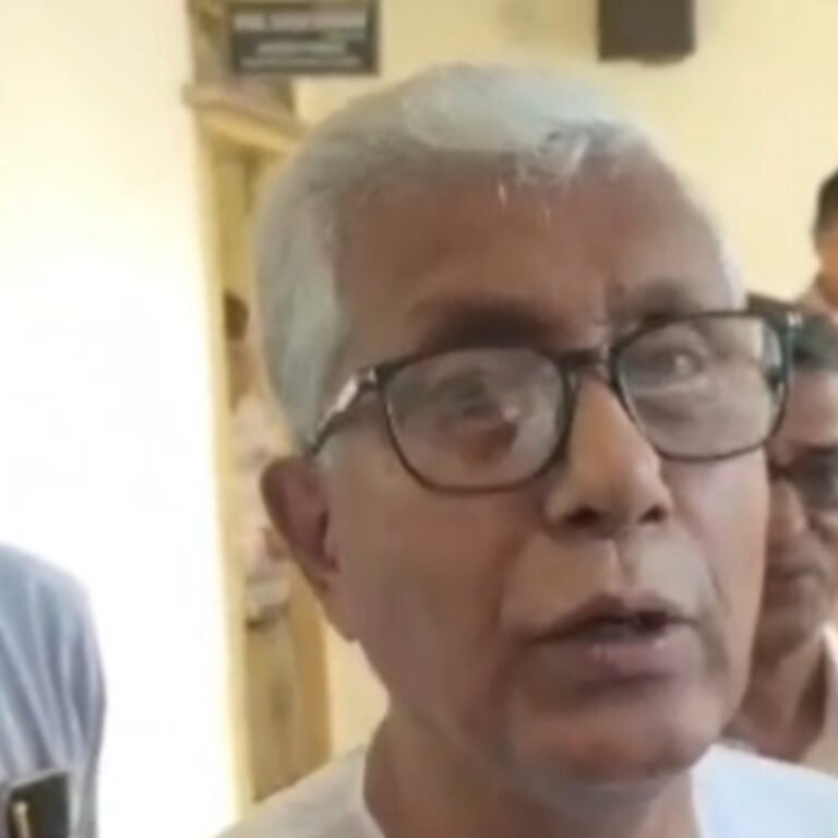 “কৃষিমন্ত্রী ক্ষেতে নামলেন, বিদ্যুৎমন্ত্রী খুঁটি তুলছেন না কেন?”—মানিক সরকারের কটাক্ষ